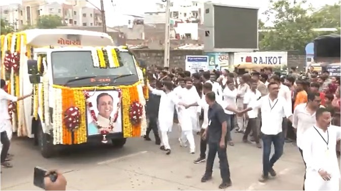 राजकोट में पूर्व मुख्यमंत्री विजय रूपाणी को अंतिम श्रद्धांजलि