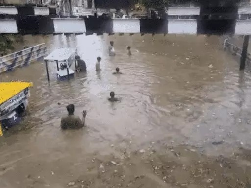 Mathura Rain: एक घंटे की बारिश से मथुरा शहर हुआ जलमग्न,