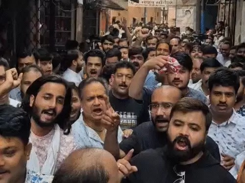 बांके बिहारी कॉरिडोर का विरोध तेज, महिलाओं ने खून से लिखा PM को पत्र