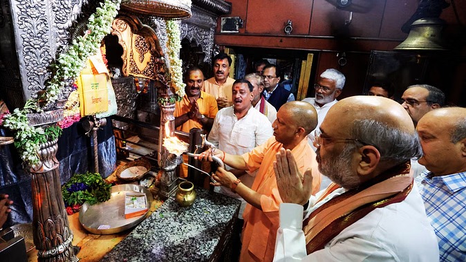 दो दिवसीय दौरे पर वाराणसी पहुंचे केंद्रीय गृहमंत्री अमित शाह