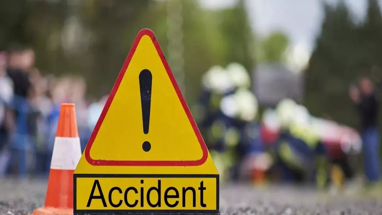 मथुरा: बांके बिहारी दर्शन से लौट रहे परिवार को अज्ञात वाहन ने मारी टक्कर, बेटे की मौत; माता-पिता घायल