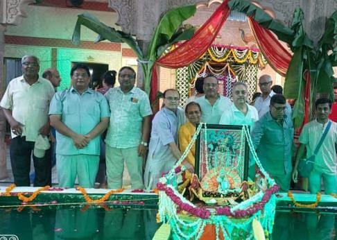मथुरा में नौका विहार महोत्सव: रत्न जड़ित पोशाक में ठाकुरजी का नौका विहार