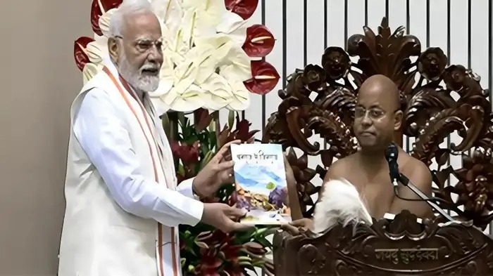 PM मोदी को मिली ‘धर्म चक्रवर्ती’ की उपाधि,