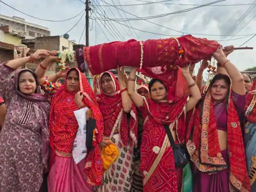 बांके बिहारी कॉरिडोर का विरोध तेज, महिलाओं ने मां यमुना से की प्रार्थना