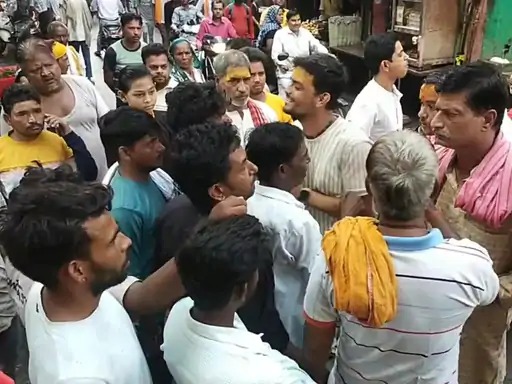 मथुरा: द्वारकाधीश मंदिर के पास नाविक और पंडों में तीखी झड़प