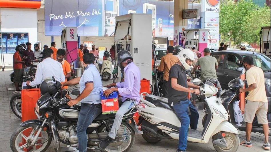 दिल्ली-एनसीआर में ओवरएज्ड वाहनों पर लगा फ्यूल बैन हटा,