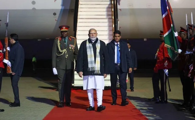 नामीबिया पहुंचे पीएम मोदी, एयरपोर्ट पर पारंपरिक नृत्य से स्वागत,PM ने साथ में ढोल बजाया; 27 साल बाद किसी भारतीय प्रधानमंत्री की ऐतिहासिक यात्रा