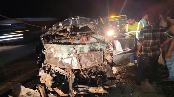 UP: यमुना एक्सप्रेस वे पर भीषण हादसा, भयावह मंजर देख कांप उठेगी रूह, छह की मौत