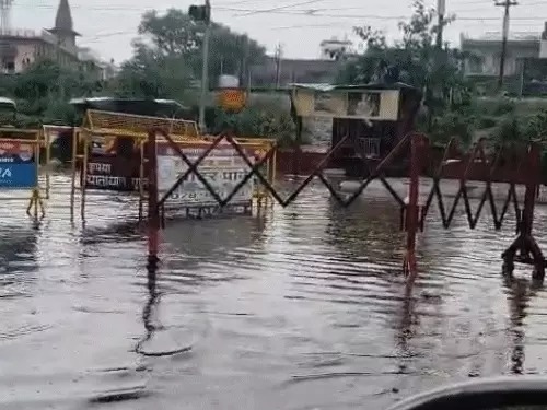 बारिश बनी मुसीबत, पूरा शहर हुआ जलमग्न