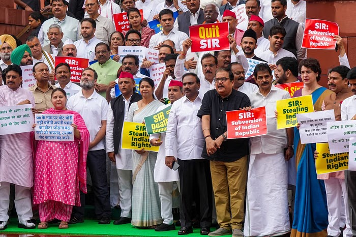 Monsoon Session 2025: बिहार मतदाता सूची मामले पर विपक्ष का संसद में हंगामा, लोकसभा-राज्यसभा कल तक के लिए स्थगित