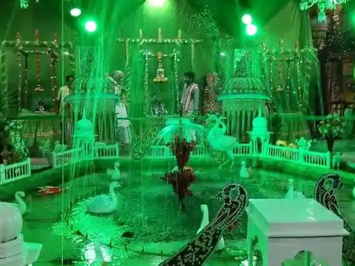 मथुरा: द्वारिकाधीश मंदिर में अमावस्या के अवसर पर  हरि घटा का आयोजन, राजाधिराज ने दिए भक्तों को दर्शन