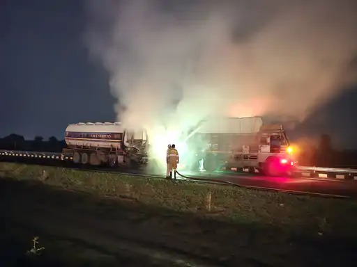 मथुरा में भीषण हादसा: पेट्रोल टैंकर और ट्रक में जोरदार भिड़ंत, धू-धू कर जले दोनों वाहन, मची अफरा-तफरी