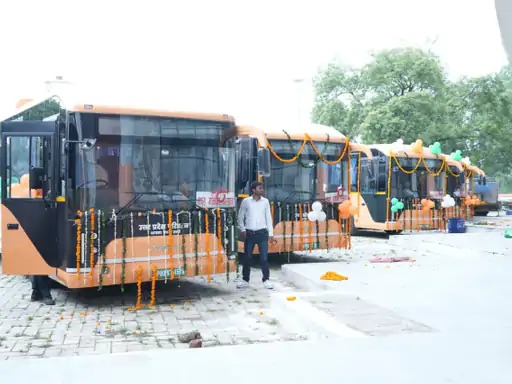 मथुरा को मिली इलेक्ट्रिक बसों की सौगात: कैबिनेट मंत्री ने 6 इलेक्ट्रॉनिक बसों को हरी झंडी दिखाकर किया रवाना