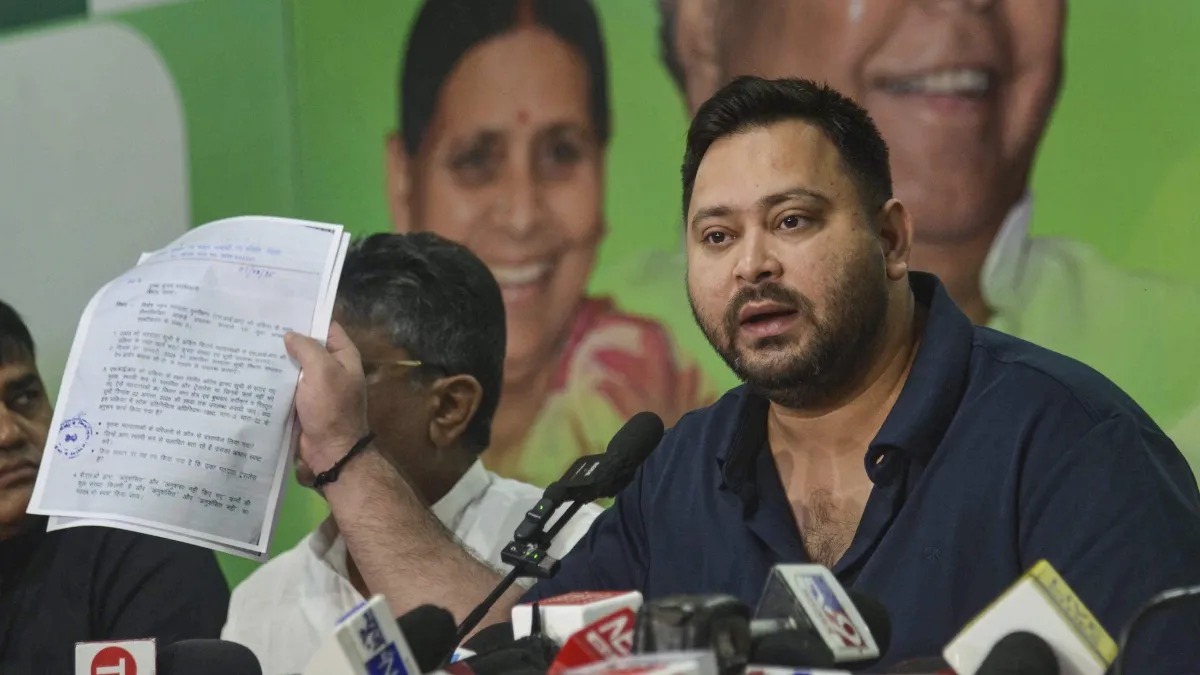 तेजस्वी यादव की बढ़ेंगी मुश्किलें, 2 वोटर कार्ड रखने के मामले में चुनाव आयोग ने जारी किया नोटिस.