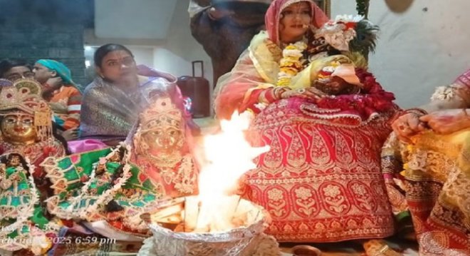 मथुरा: हरियाणा की रहने वाली इन्दुलेखा ने बांकेबिहारी से रचाया विवाह, आकर्षण का बनीं केंद्र