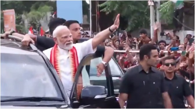 गुजरात पहुंचे पीएम मोदी ने 5400 करोड़ की विकास योजनाओं का किया लोकार्पण-शिलान्यास, 3 किमी लंबा रोड शो किया