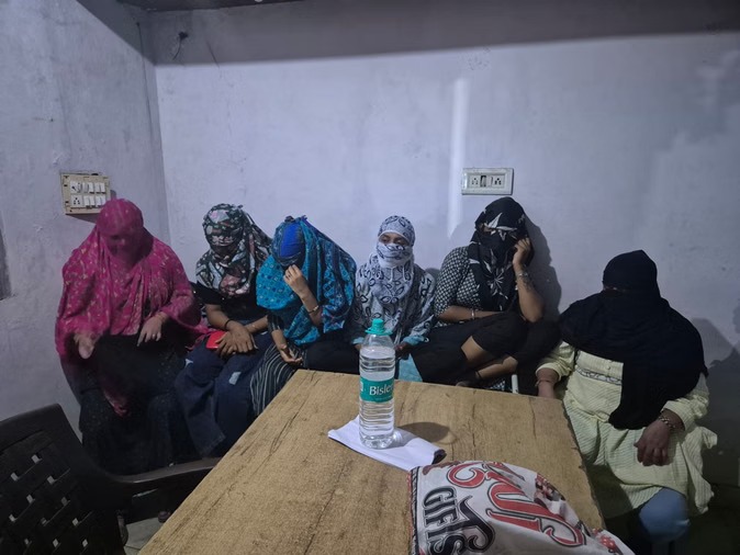 Mathura News: देह व्यापार का भंडाफोड़, पुलिस ने दो गेस्ट हाउस पर मारा छापा,