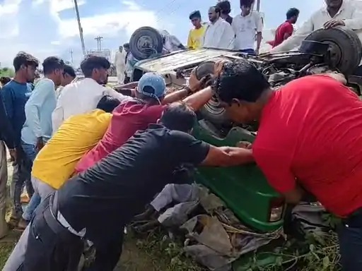 मथुरा: पानी गांव रोड पर टेंपो हादसा, 4 यात्री घायल, कांग्रेस जिला अध्यक्ष ने की मदद