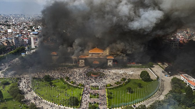 नेपाल: PM ओली के इस्तीफे के बाद भी नहीं थमी हिंसा, पूर्व पीएम की पत्नी को जिंदा जलाया, मौत, संसद भवन में घुसे प्रदर्शनकारी