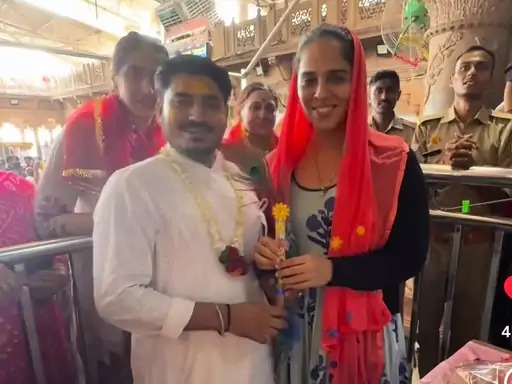 बैडमिंटन स्टार साइना नेहवाल बरसाना पहुंचीं, राधा रानी मंदिर में किए दर्शन