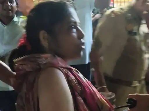 मथुरा: महिला ने आर्मी एरिया के बाहर जमकर काटा बबाल