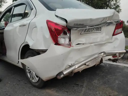 मथुरा में डिवाइडर क्रॉस करती कार को अज्ञात वाहन ने मारी भीषण टक्कर, बाल-बाल बचे सवार