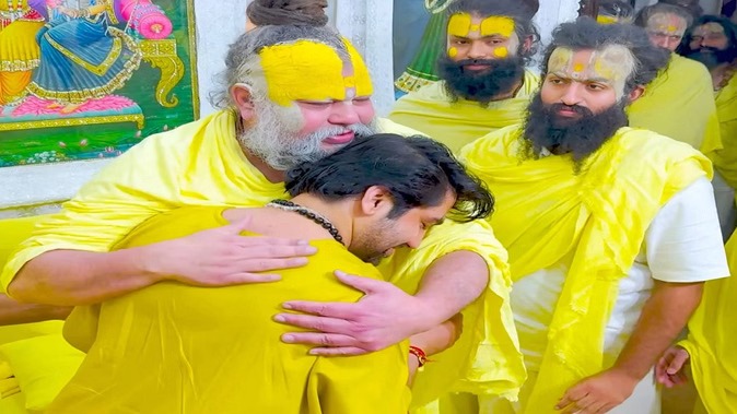 धीरेंद्र शास्त्री की बात सुन जोर से हंस पड़े प्रेमानंद महाराज जी