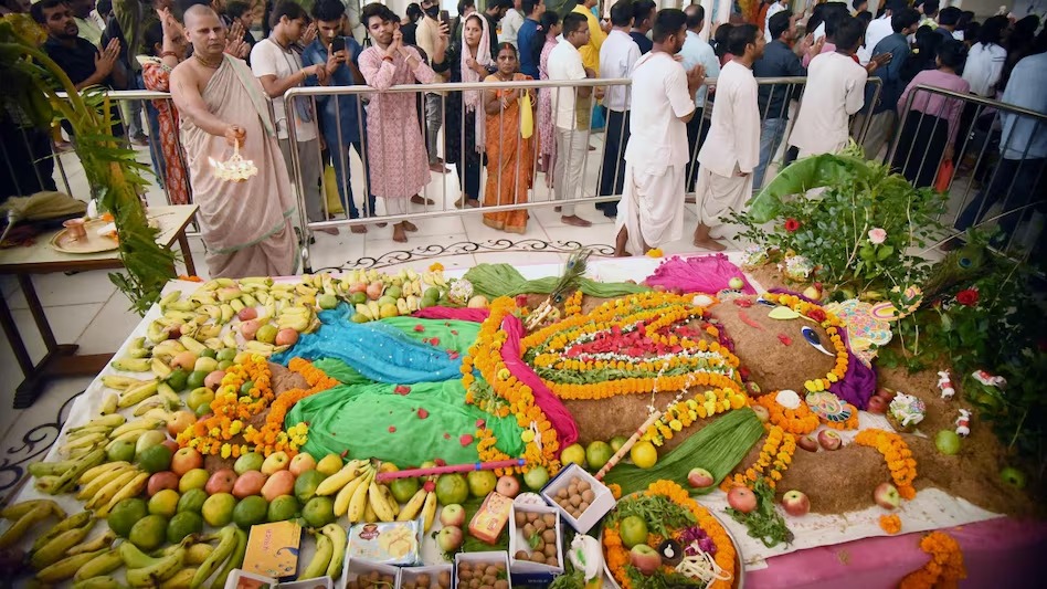 Govardhan Puja 2025 Shubh Muhurat: आज है गोवर्धन पूजा, जानें क्या रहेगा पूजन का शुभ मुहूर्त, राहुकाल में ना बनाएं गोवर्धन