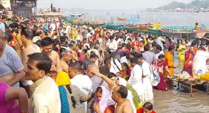 मथुरा: विश्राम घाट पर यम द्वितीया का पवित्र स्नान