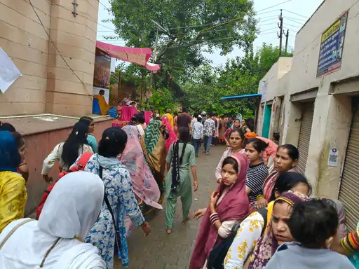 मथुरा में अक्षय नवमी पर उमड़ी श्रद्धा की भीड़, राधे-राधे के जयकारों से गूंजी ब्रजभूमि