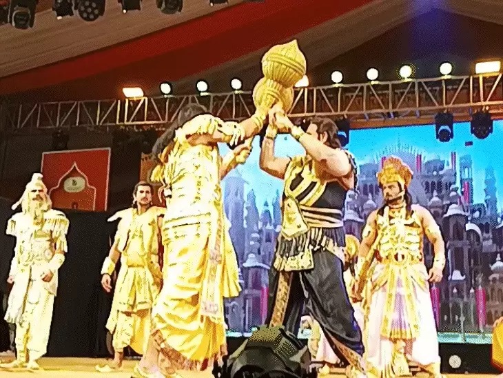 ब्रज रज उत्सव में जीवंत हुआ महाभारत काल, पुनीत इस्सर की प्रस्तुति ने दर्शकों को किया मंत्रमुग्ध