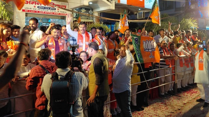 दो दिन के दौरे पर वाराणसी पहुंचे पीएम मोदी, हुआ भव्य स्वागत, हाथ हिलाकर काशीवासियों का किया अभिवादन