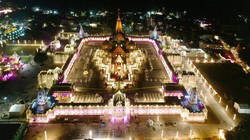 Ayodhya: आज अभिजीत मुहूर्त में ध्वजारोहण करेंगे PM मोदी, यहां जानें पल-पल का अपडेट