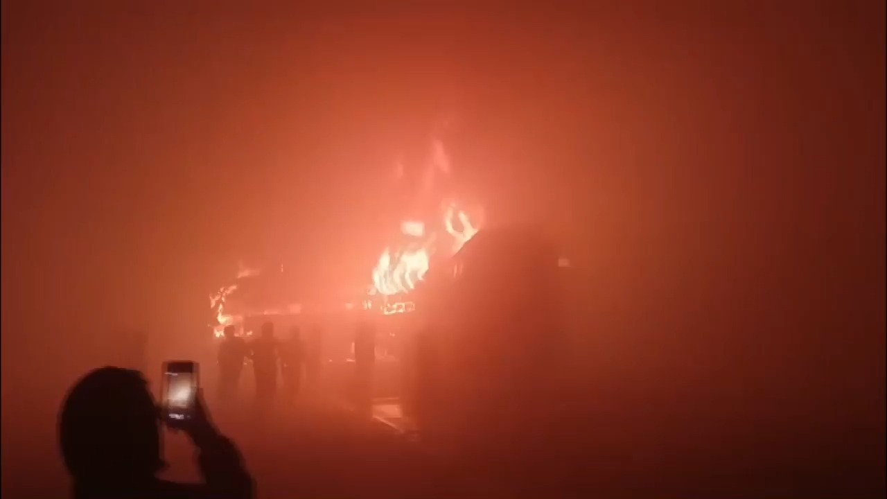 मथुरा में भयानक हादसा: यमुना एक्सप्रेस-वे पर 7 बसें और 3 कारों में जबरदस्त टक्कर, भड़क उठी आग, 4 की मौत