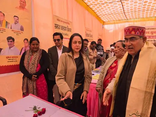 मथुरा: कैलाश नगर पार्क में लगा जनसुनवाई शिविर, हेमा मालिनी ने सुनी जनता की समस्याएं,जरूरतमंदों को वितरित किए कंबल और सिलाई मशीन