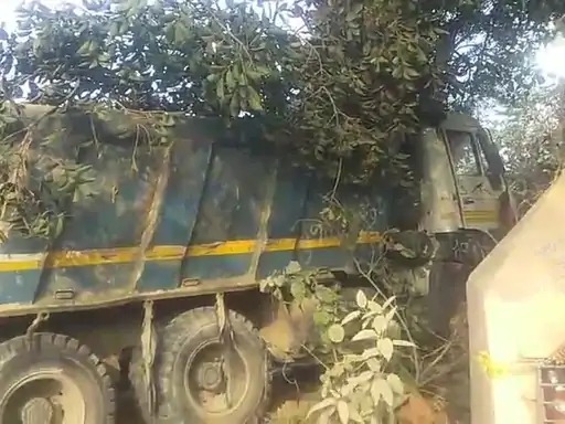 मथुरा: बेकाबू डंपर अनियंत्रित होकर मकान में जा घुसा, बड़ा हादसा टला