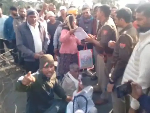 मथुरा: शहीद के परिजनों ने सौंख-गोवर्धन मार्ग पर लगाया जाम