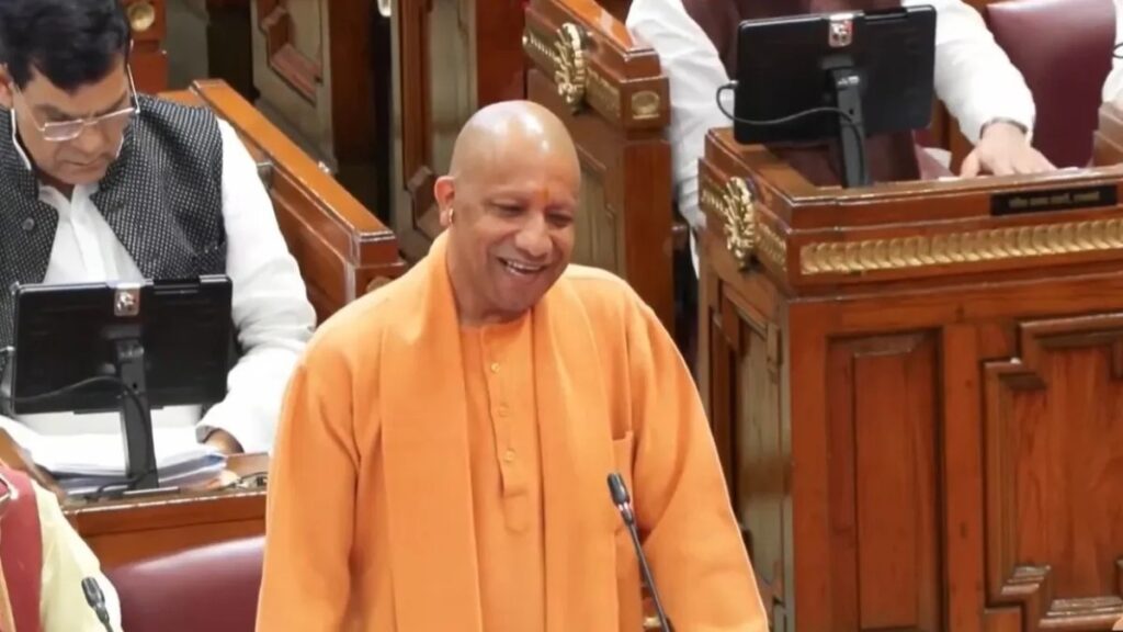 सीएम योगी की बड़ी घोषणा: शिक्षामित्रों को मिलेंगे 18000 रुपये