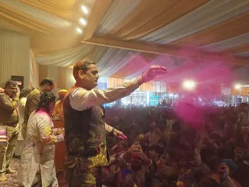 Braj Ki Holi 2026: रमणरेती में फूलों संग उड़ा अबीर-गुलाल