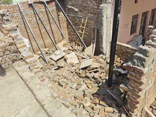 जाबरा गांव में निर्माणाधीन मकान की गिरी छत