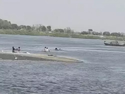 वृंदावन में बड़ा हादसा: यमुना में पलटा स्टीमर, 10 लोगों की मौत