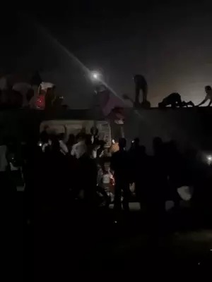 यमुना एक्सप्रेस-वे पर बड़ा हादसा, यात्रियों से भरी बस पलटी