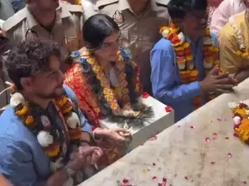 पत्नी वंशिका संग वृंदावन पहुंचे कुलदीप यादव